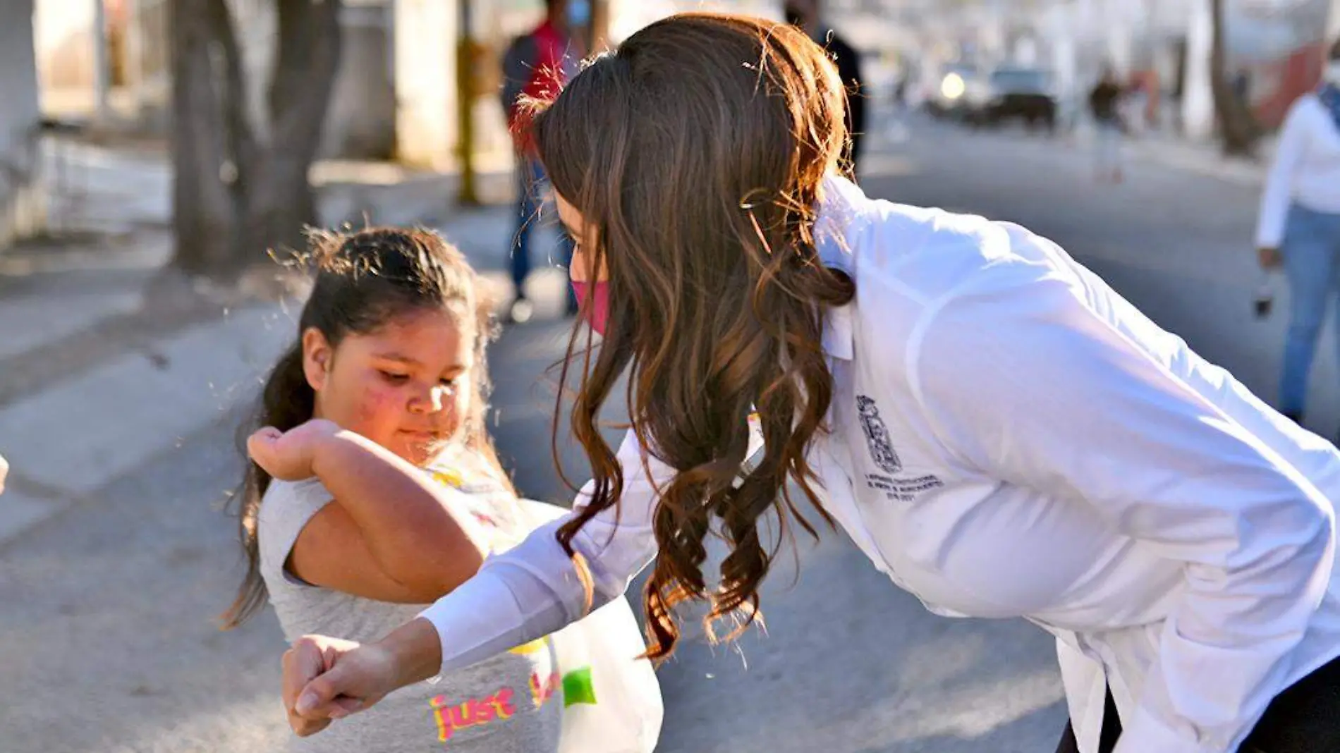 Alcaldesa entrega apoyos escolares